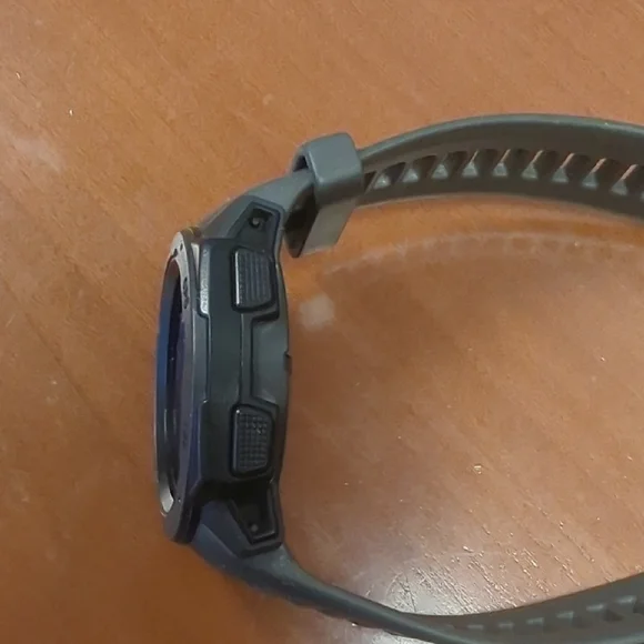 ⌚Garmin MIL-STD-810G Black and Gray Smartwatch - Picture 6 of 6